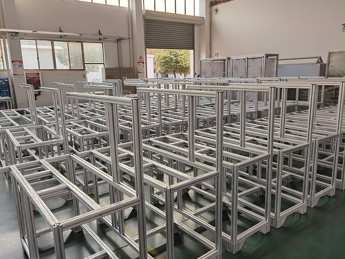 新能源设备领域工业铝型材应用分析：高纯度铝材集成定制技术方案