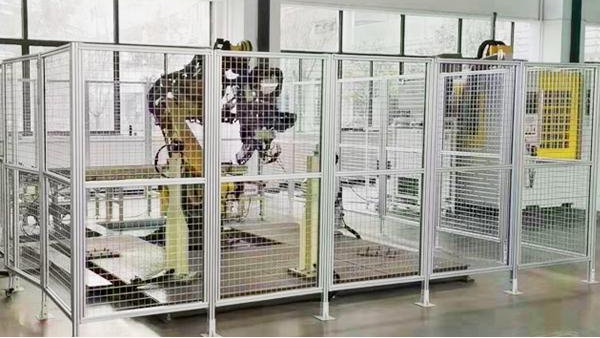 为什么机器人作业一定要用铝型材安全围栏？