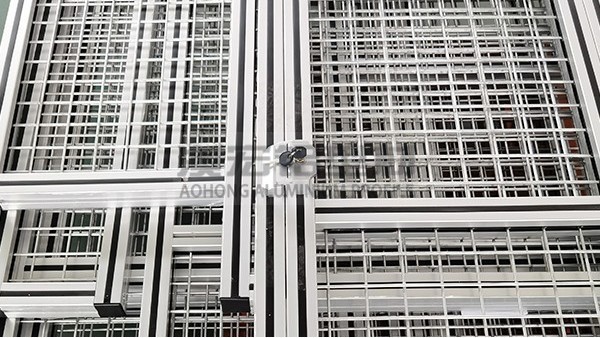 工业铝型材可升降围栏：高纯度铝型材集成方案